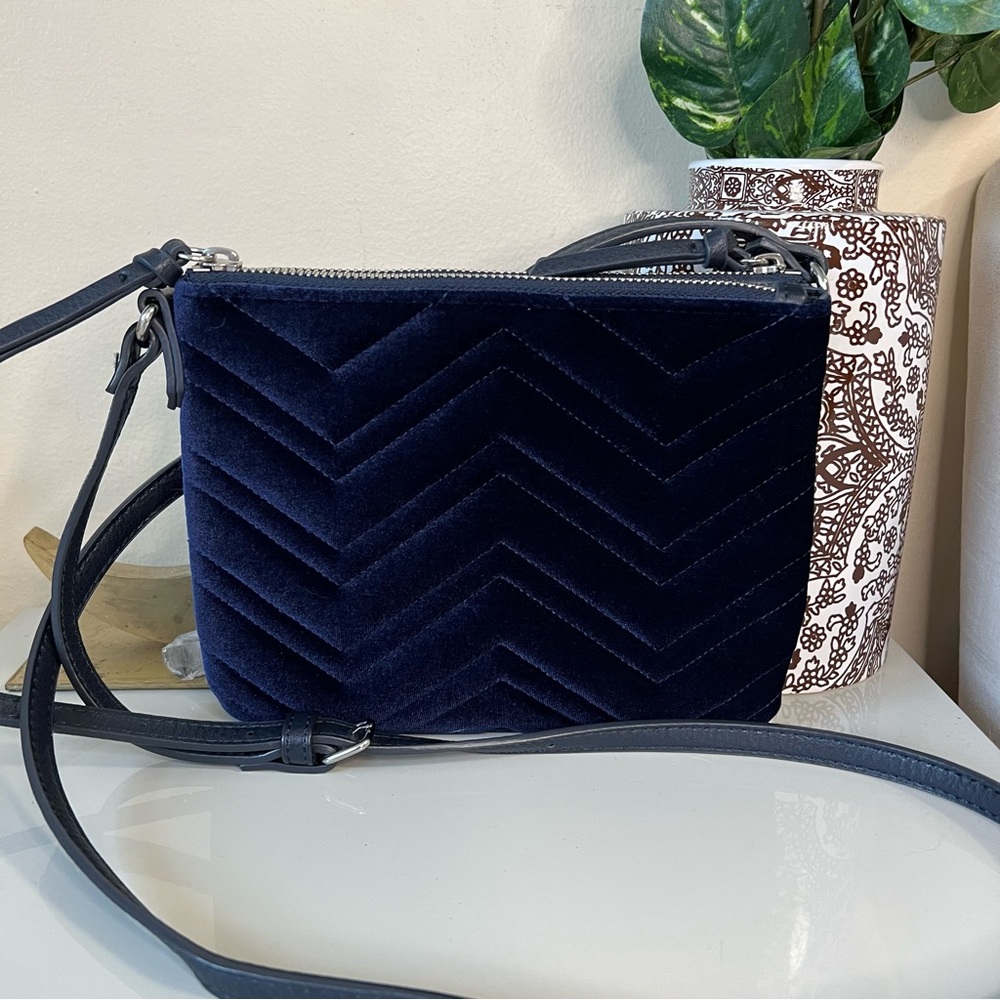⭐️3/$20 Old Navy blue velvet crossbody chevron quilted purse - Picture 1 of 9
